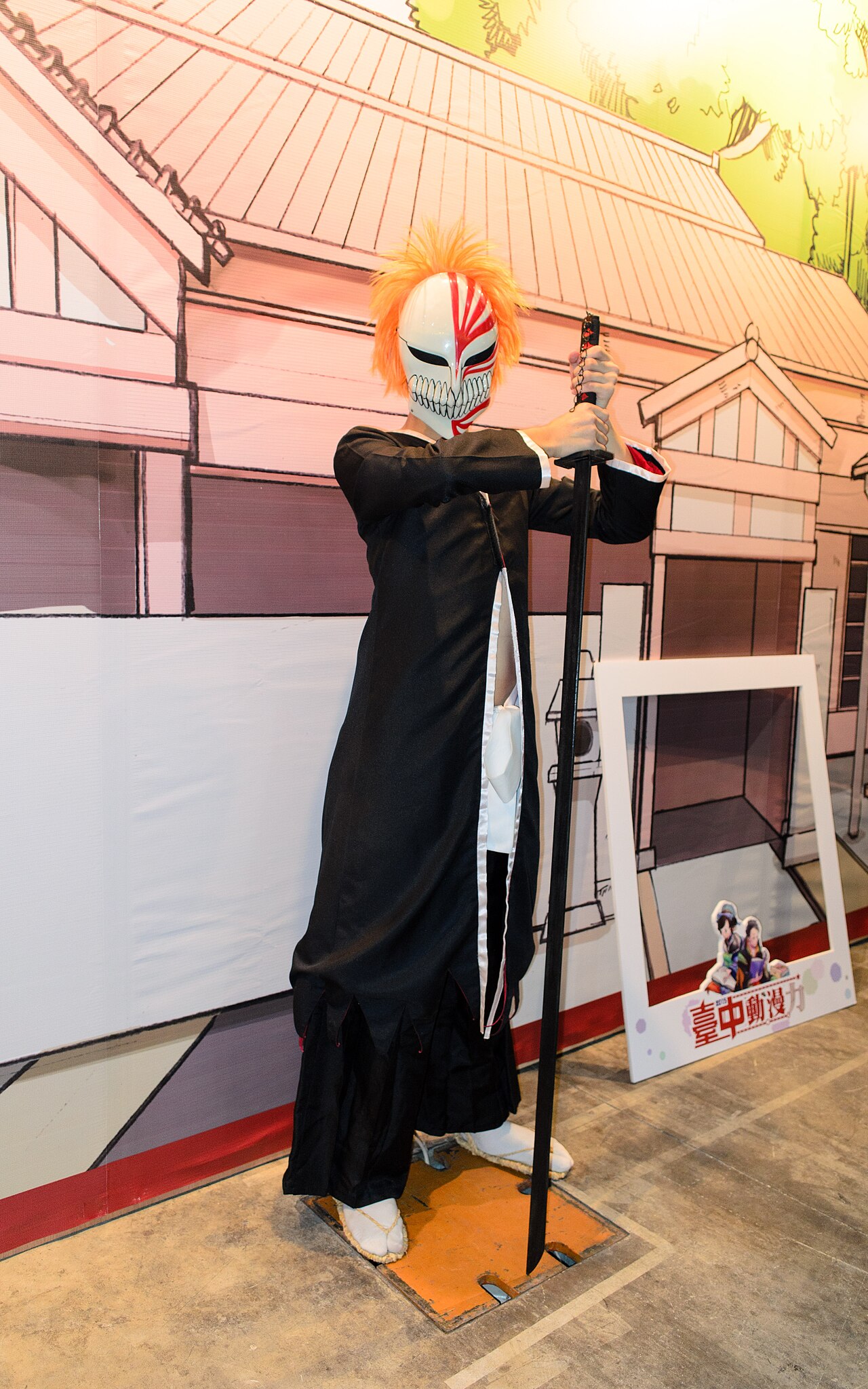 Cosplayer as Ichigo Kurosaki in his black shihakushō robes, Hollow mask, and zanpakutō sword