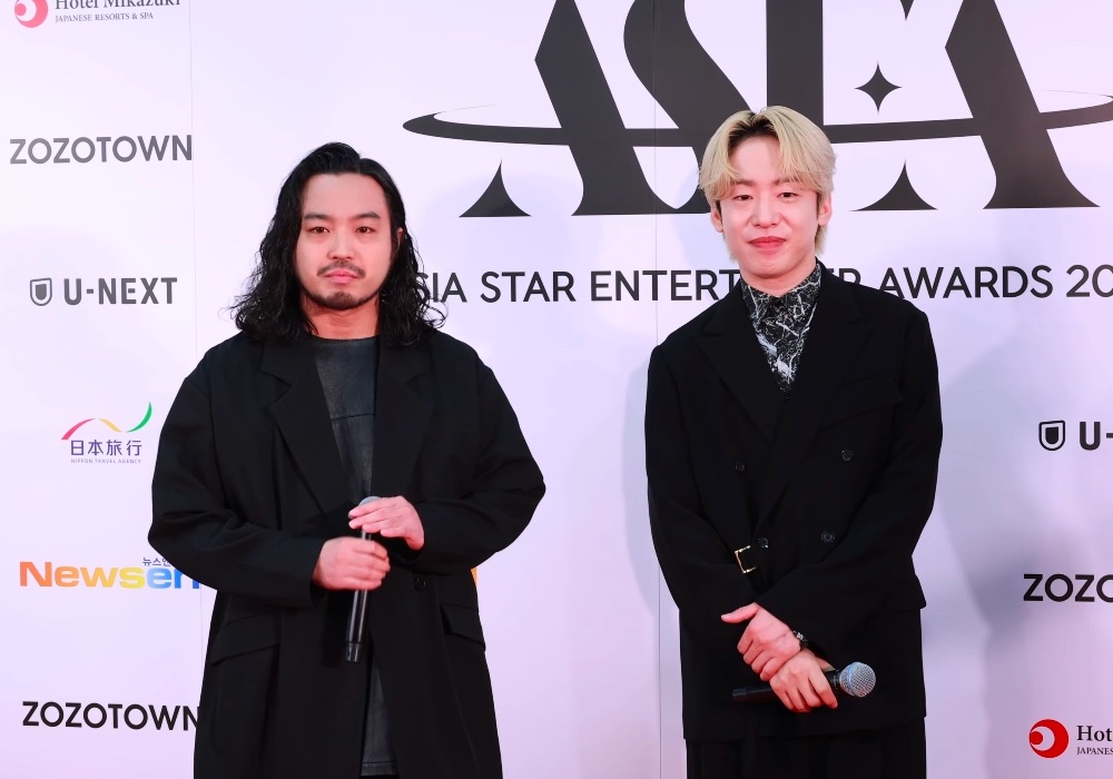 R-指定 (left) and DJ 松永 (right) of Creepy Nuts at the 1st Asia Star Entertainer Awards, April 2024