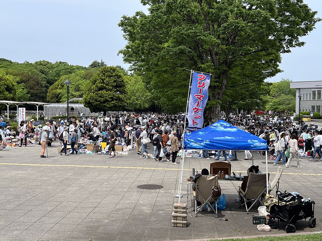 A local フリーマーケット (flea market) in a Tokyo park