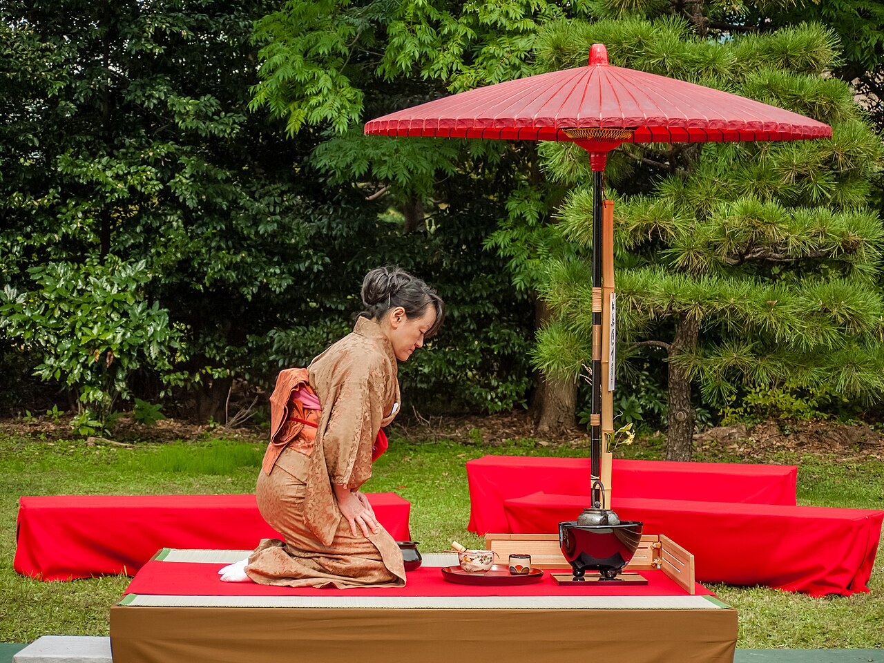 A host performs 茶道 at a traditional ceremony in Japan