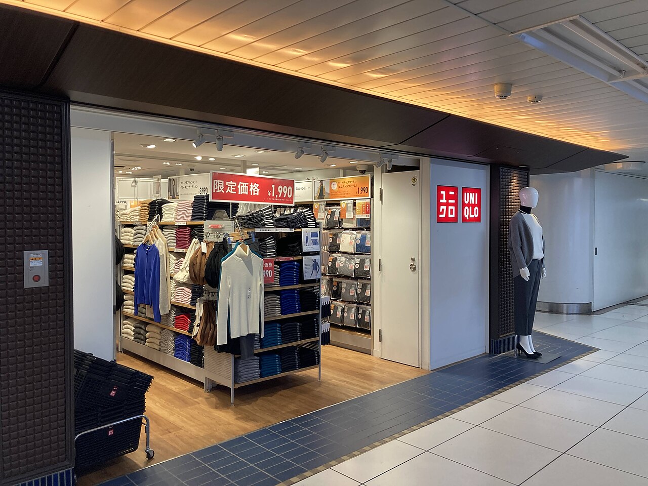 Small Uniqlo store at Tokyo Station